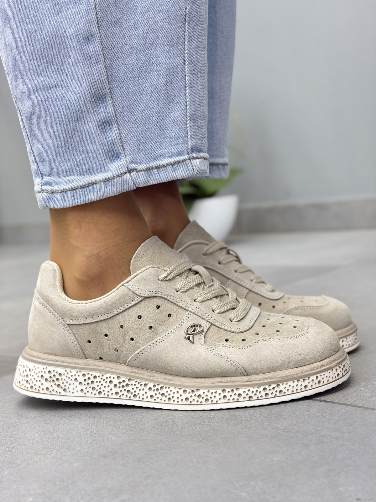 Beżowe sneakersy damskie z naturalnego zamszu casual