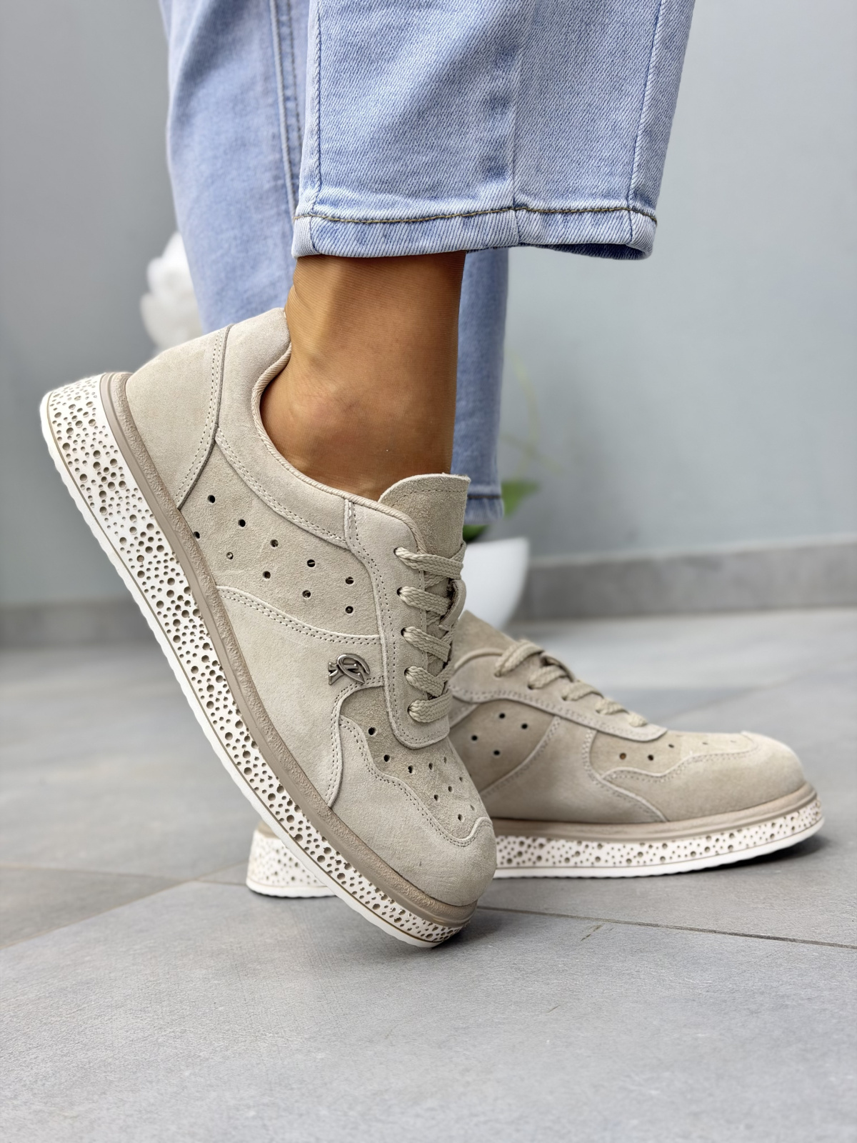 Beżowe sneakersy damskie z naturalnego zamszu casual