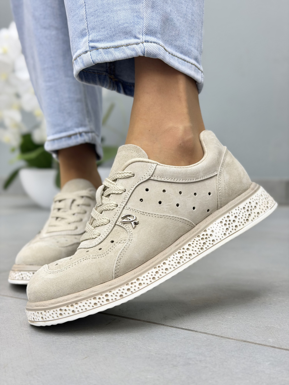 Beżowe sneakersy damskie z naturalnego zamszu casual