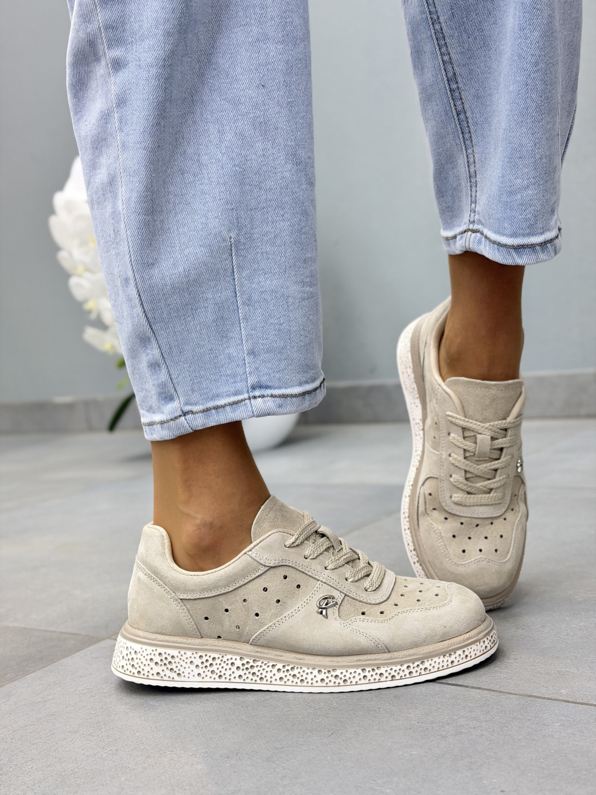 Beżowe sneakersy damskie z naturalnego zamszu casual