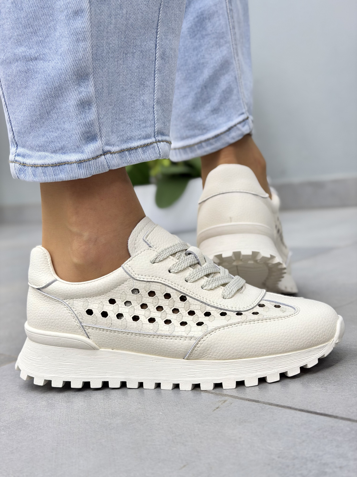 Beżowe sneakersy skórzane damskie casual perforowane