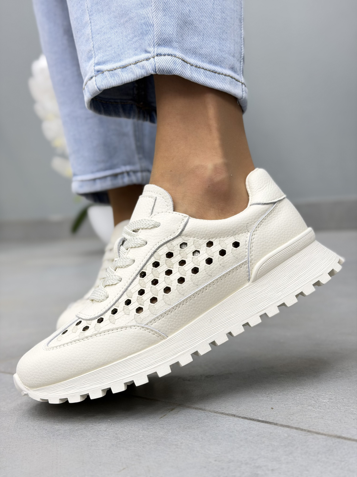 Beżowe sneakersy skórzane damskie casual perforowane