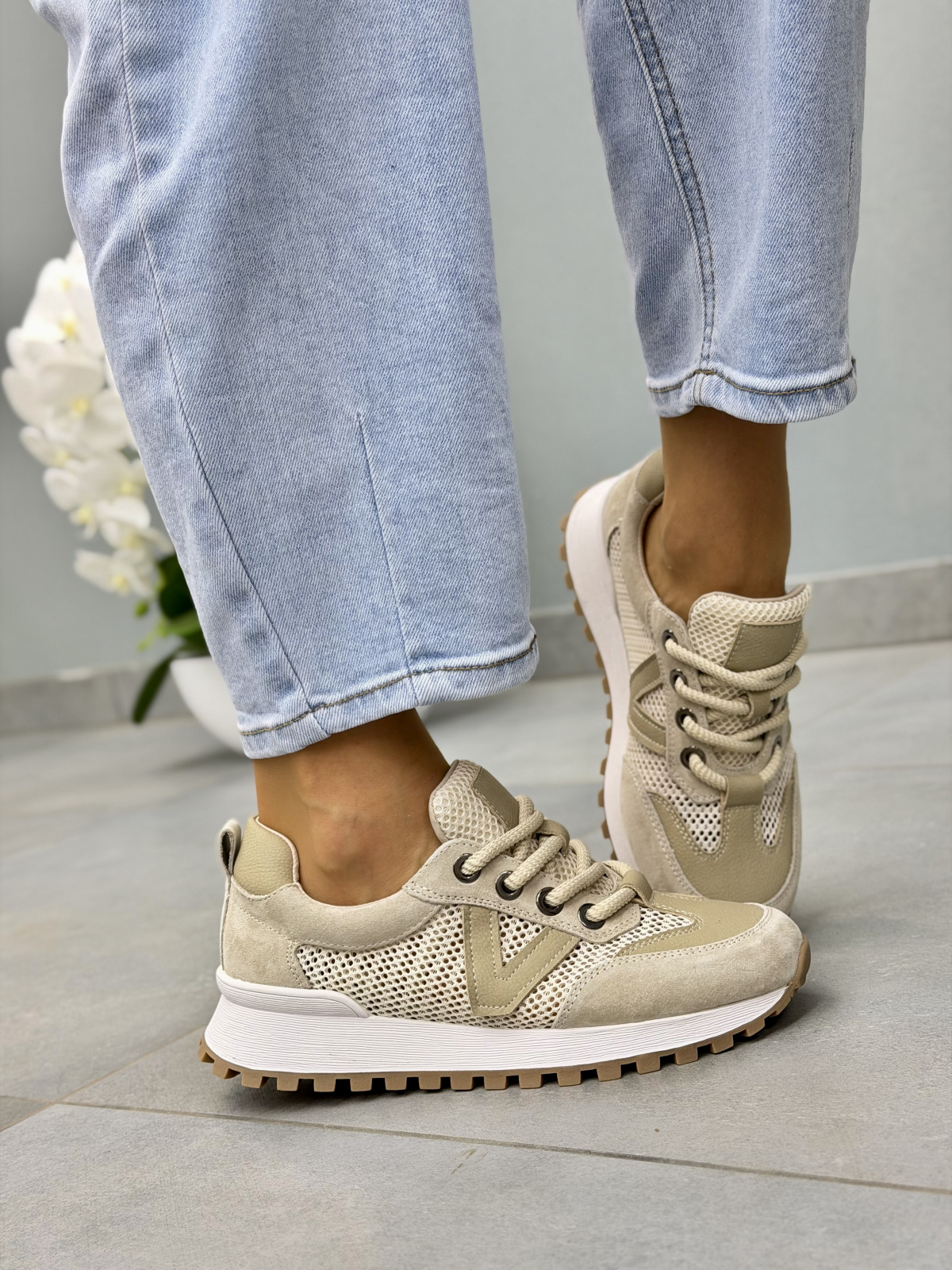 Beżowe sneakersy damskie skórzane z siateczką OLEKSY casual