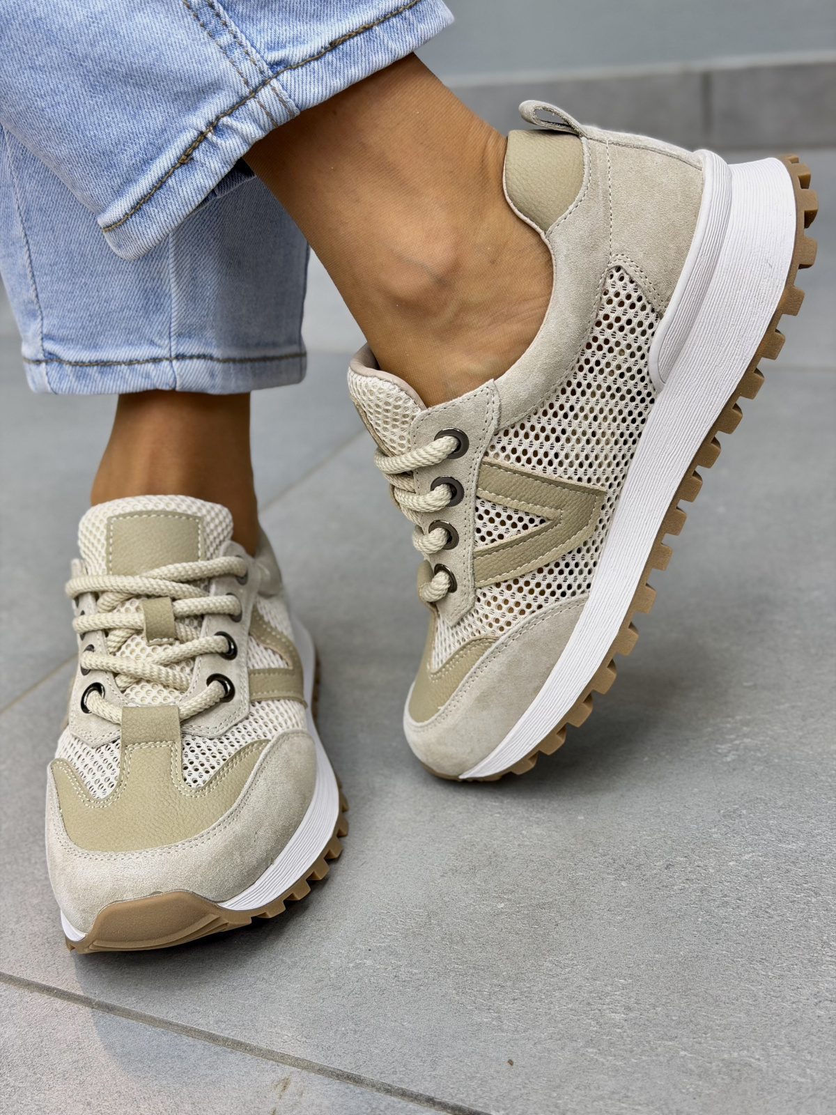 Beżowe sneakersy damskie skórzane z siateczką OLEKSY casual