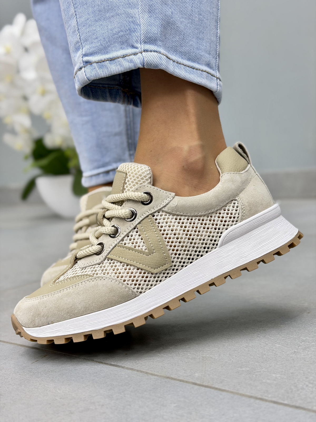 Beżowe sneakersy damskie skórzane z siateczką OLEKSY casual