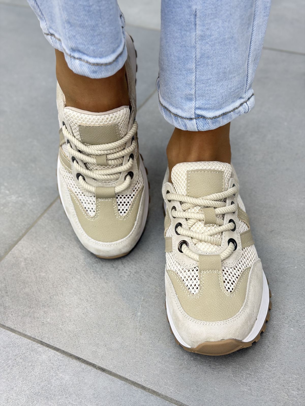 Beżowe sneakersy damskie skórzane z siateczką OLEKSY casual