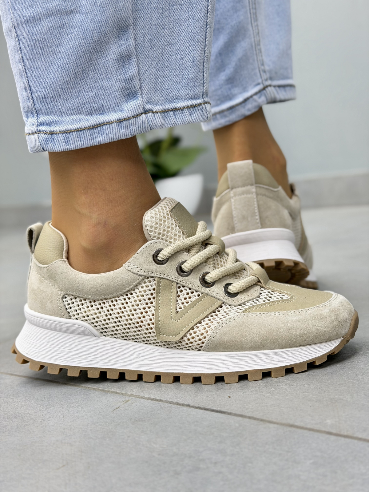 Beżowe sneakersy damskie skórzane z siateczką OLEKSY casual