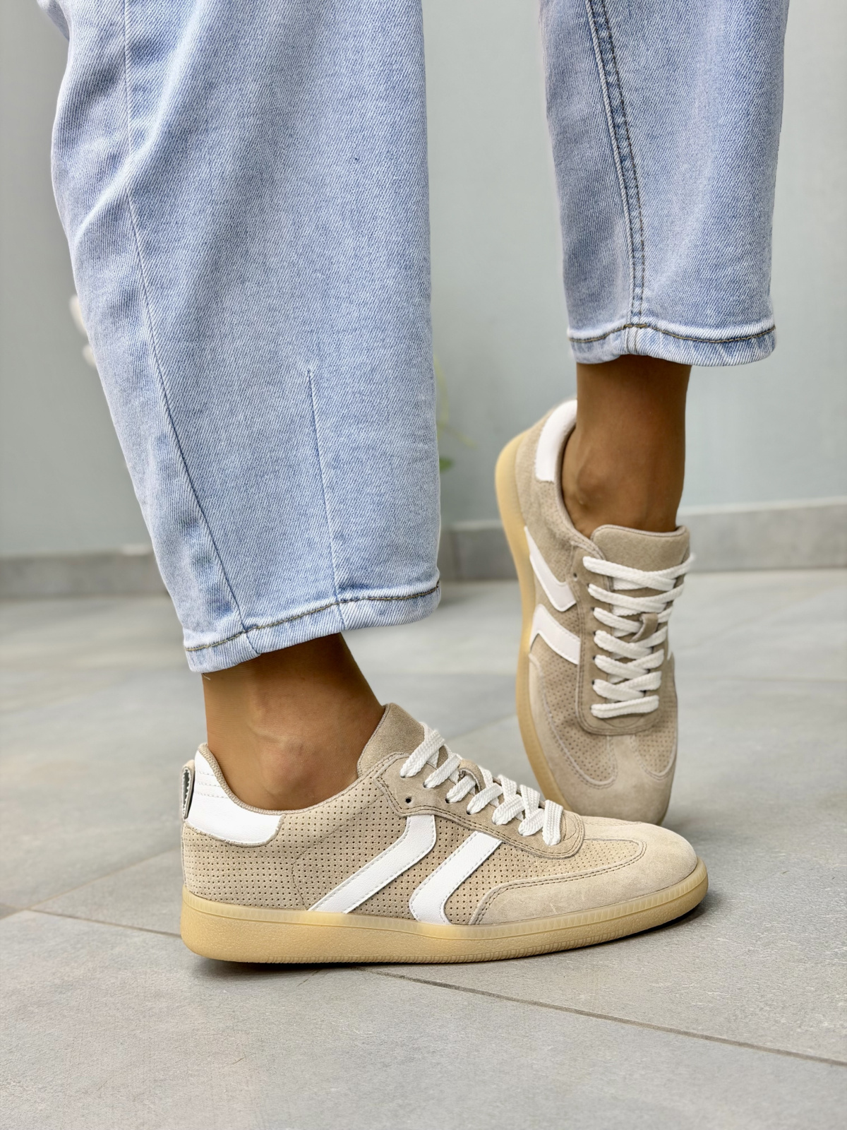 Beżowe sneakersy damskie zamszowe skórzane casual