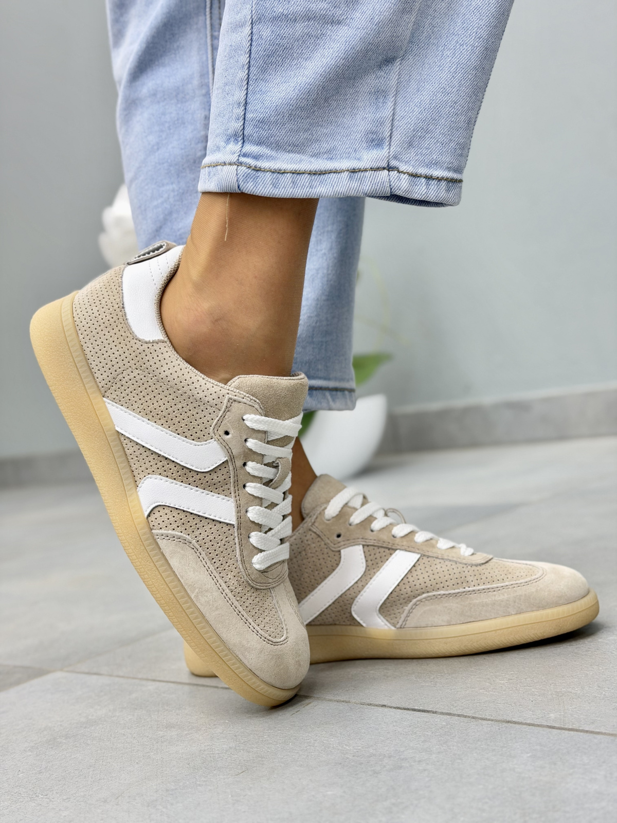 Beżowe sneakersy damskie zamszowe skórzane casual