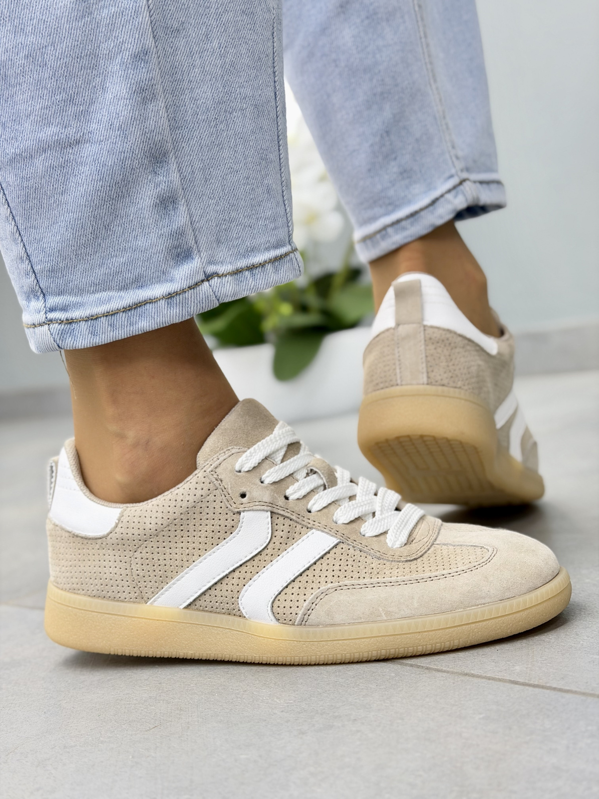 Beżowe sneakersy damskie zamszowe skórzane casual