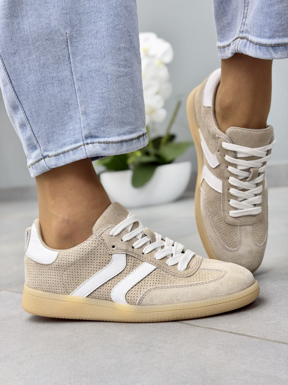 Beżowe sneakersy damskie zamszowe skórzane casual