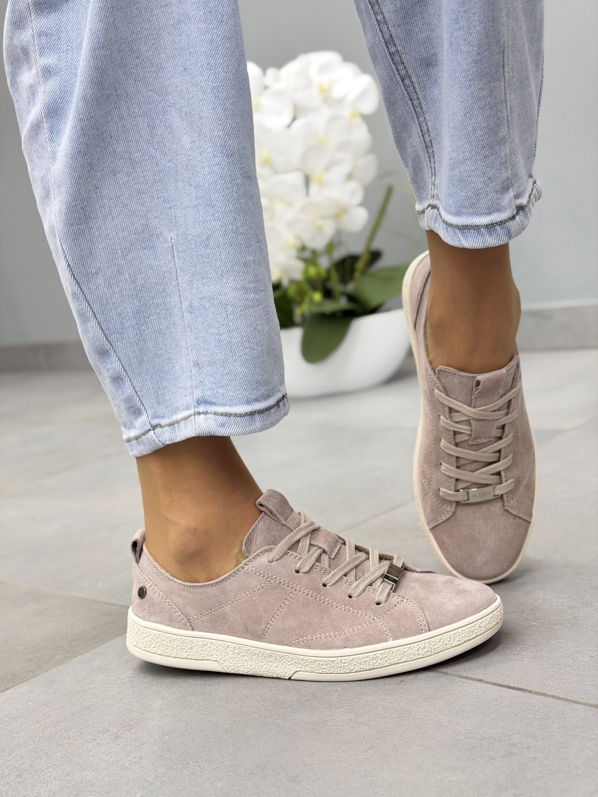 Beżowe sneakersy damskie zamszowe ze skóry naturalnej OLEKSY casual