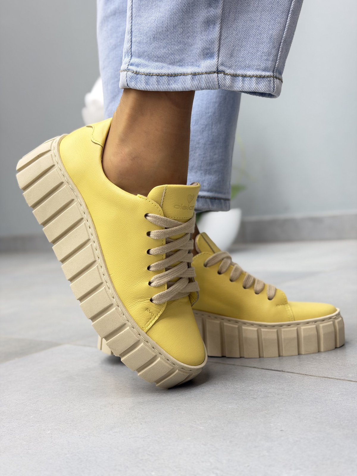 Żółte sneakersy damskie skórzane OLEKSY casual