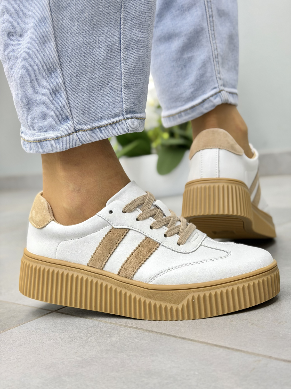 Białe sneakersy damskie skórzane na platformie casual