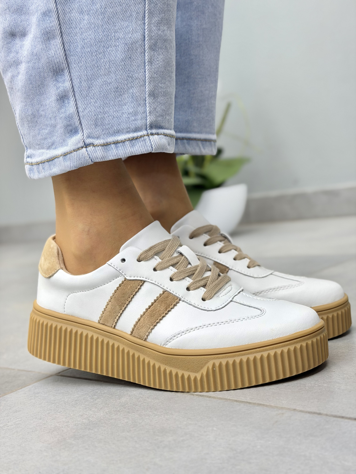 Białe sneakersy damskie skórzane na platformie casual