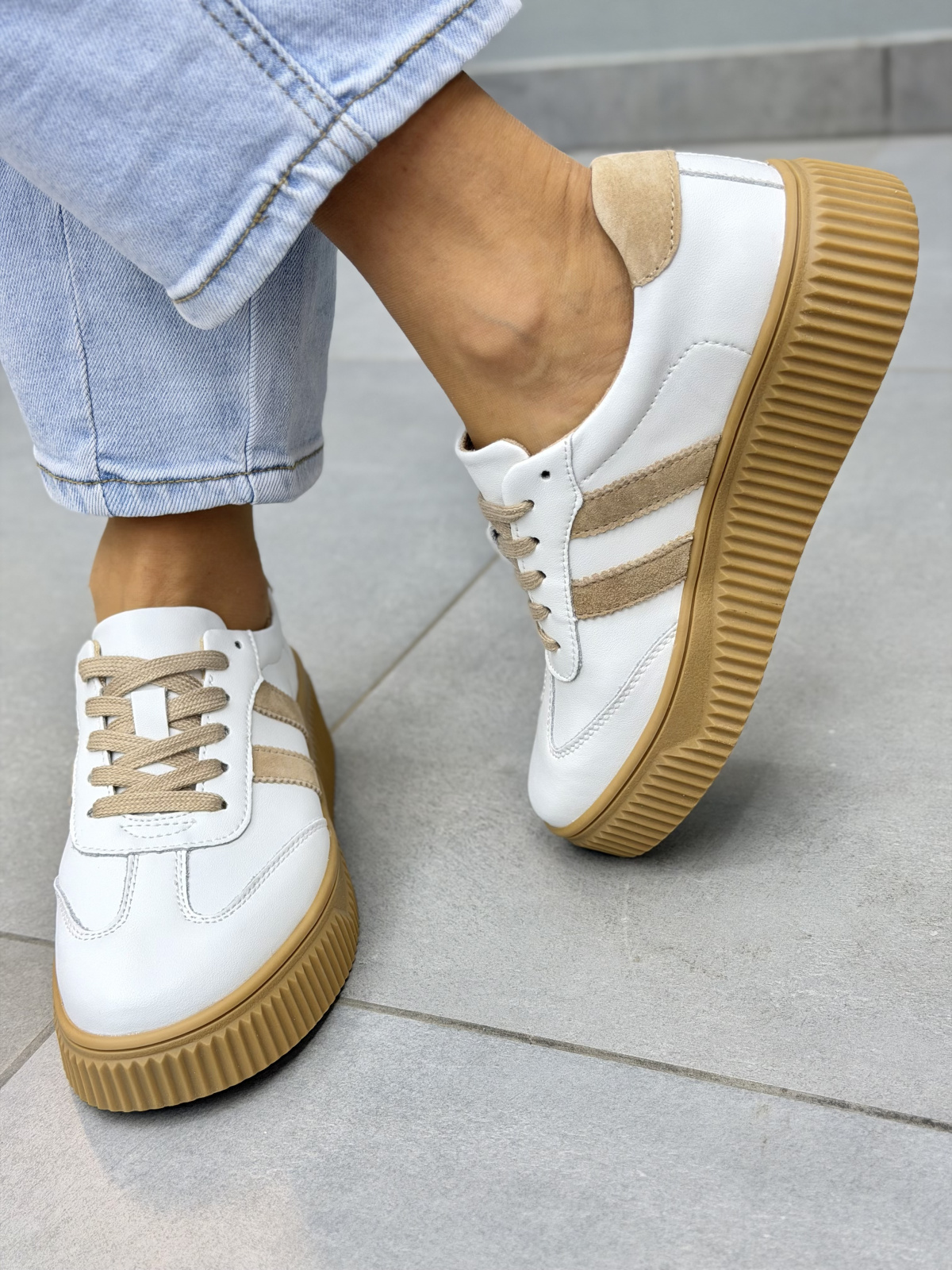 Białe sneakersy damskie skórzane na platformie casual