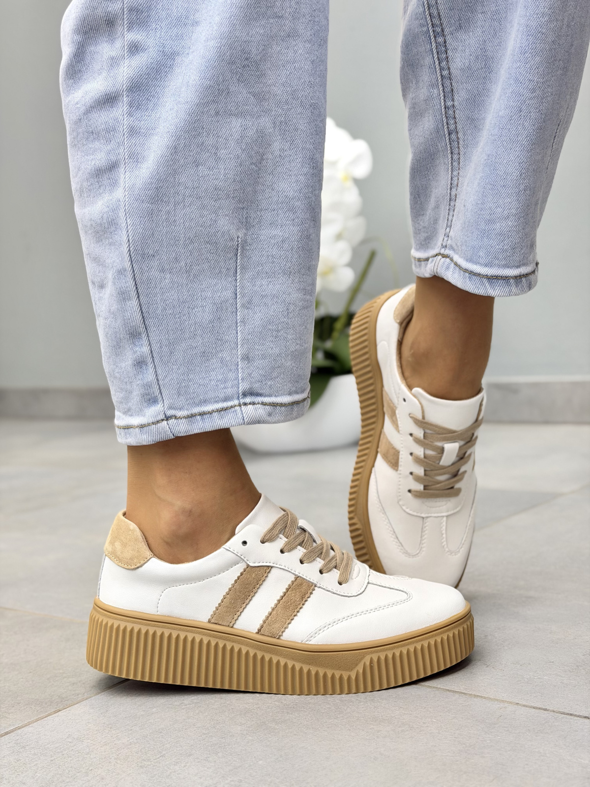 Białe sneakersy damskie skórzane na platformie casual