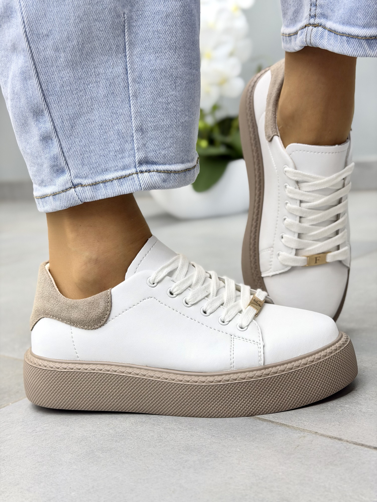 Białe sneakersy damskie skórzane casual z beżową podeszwą