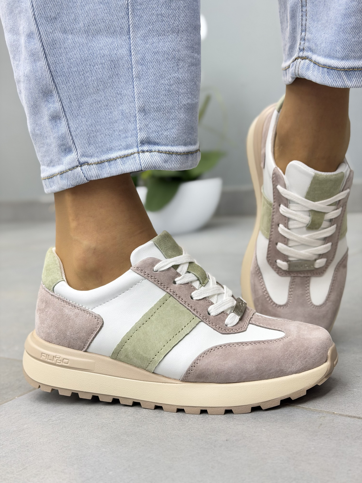 Beżowo-zielone sneakersy damskie skórzane casual