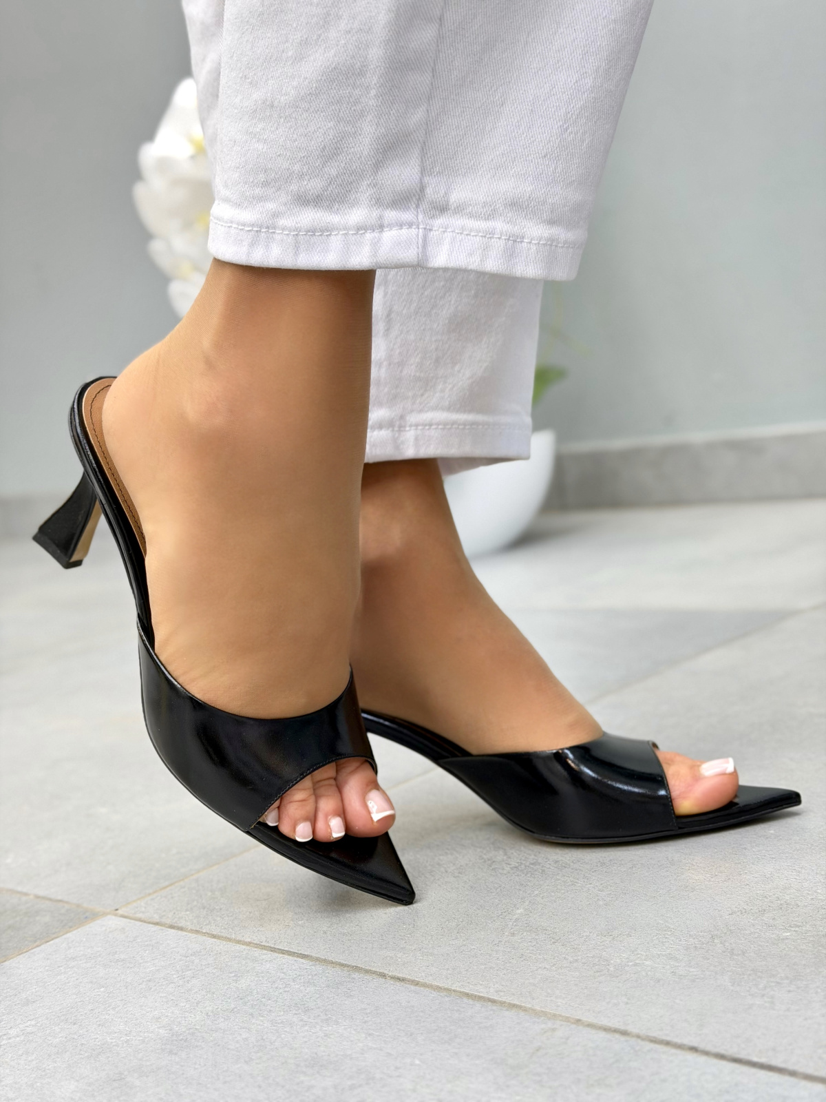 Czarne klapki damskie skórzane OLEKSY na obcasie eleganckie