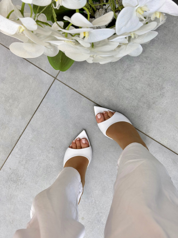 Białe klapki damskie skórzane OLEKSY na słupku eleganckie