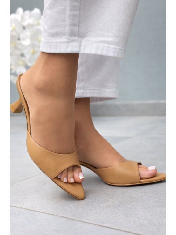 Beżowe klapki damskie skórzane OLEKSY na obcasie eleganckie