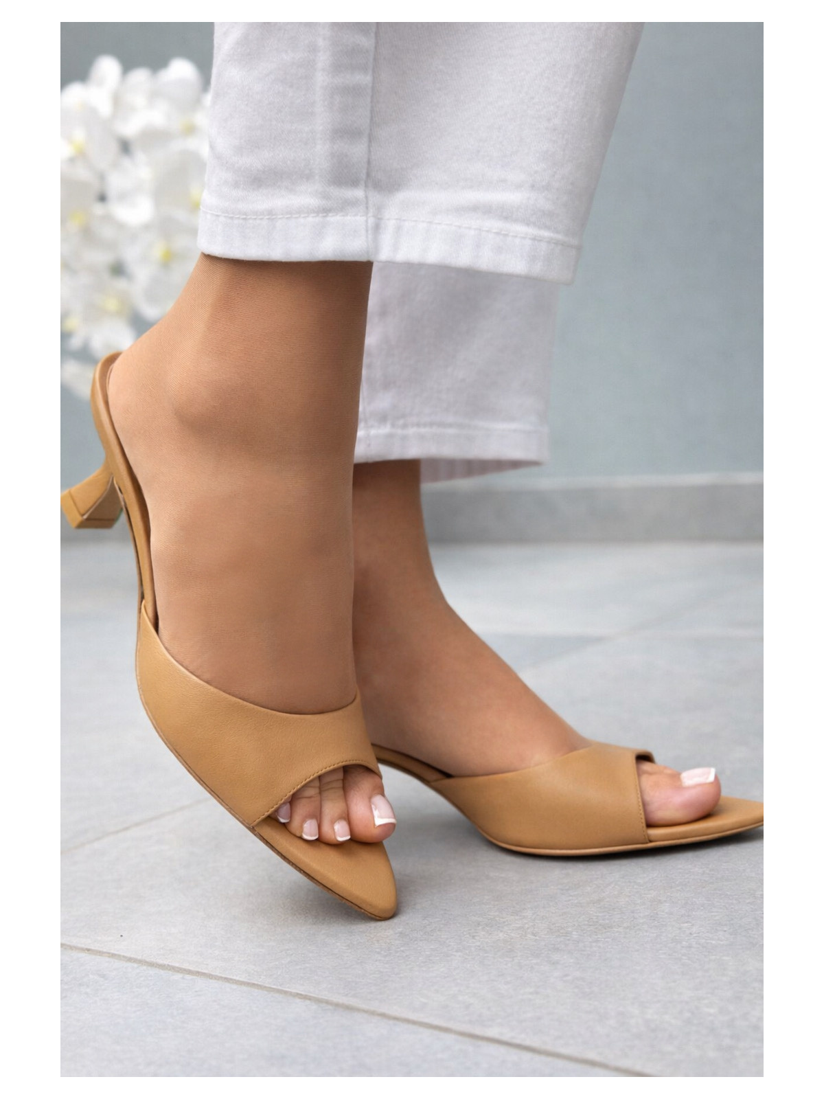 Beżowe klapki damskie skórzane OLEKSY na obcasie eleganckie