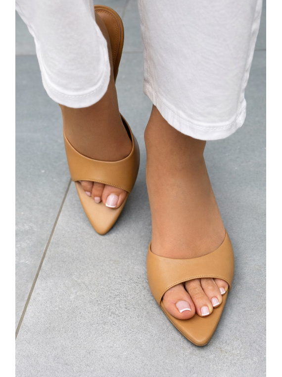 Beżowe klapki damskie skórzane OLEKSY na obcasie eleganckie