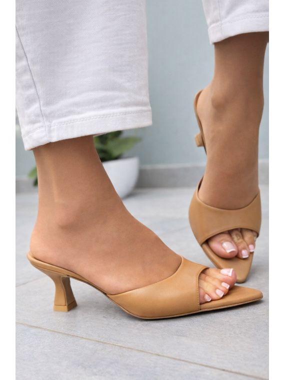 Beżowe klapki damskie skórzane OLEKSY na obcasie eleganckie