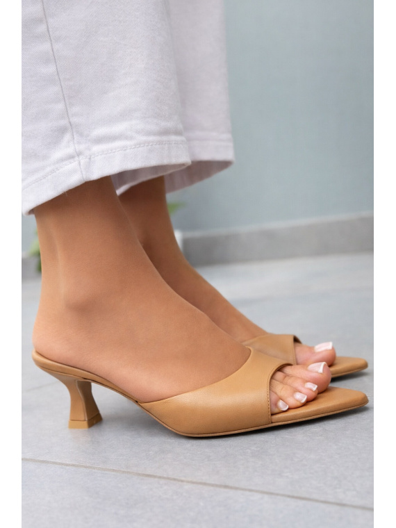 Beżowe klapki damskie skórzane OLEKSY na obcasie eleganckie