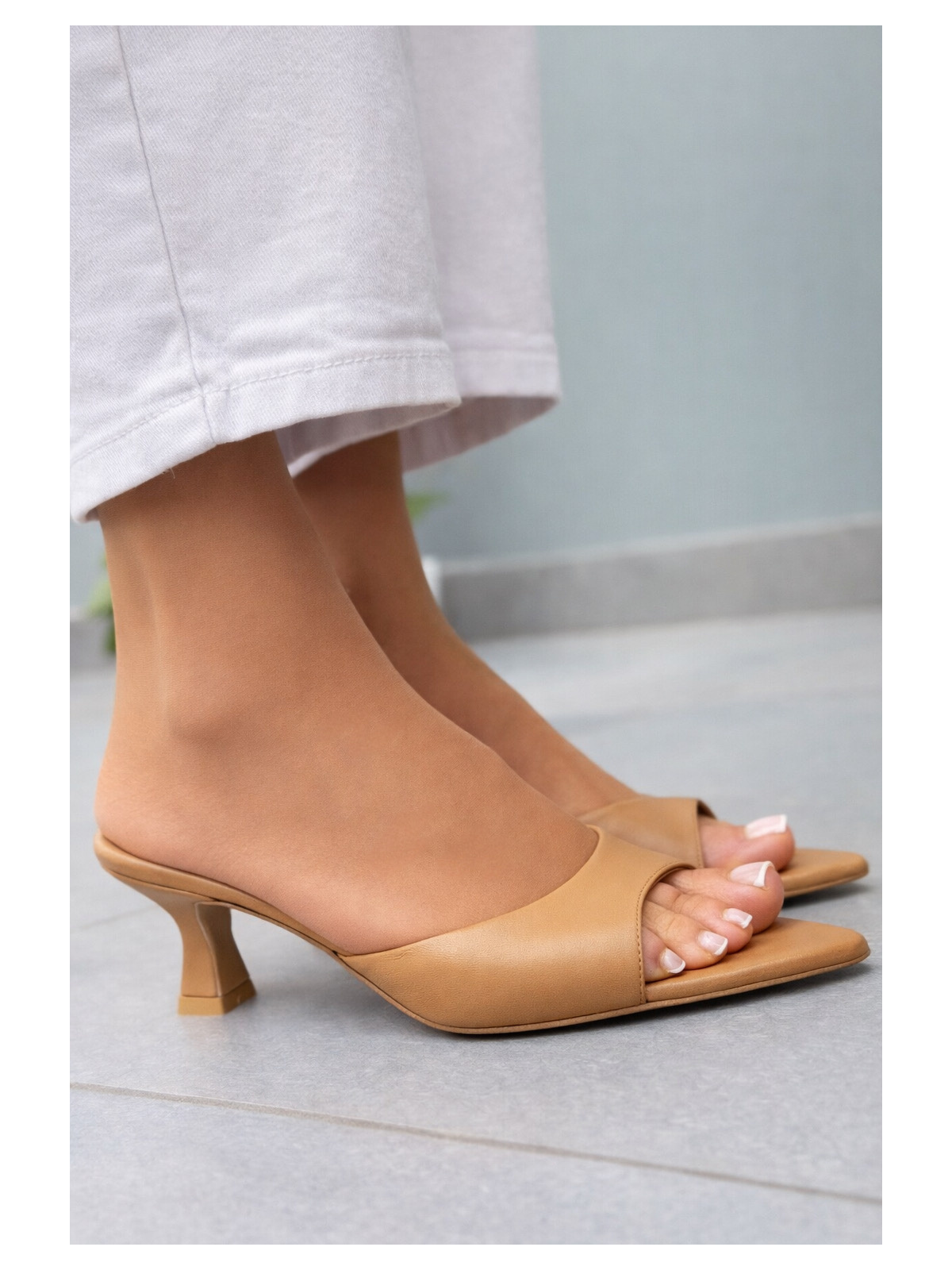 Beżowe klapki damskie skórzane OLEKSY na obcasie eleganckie