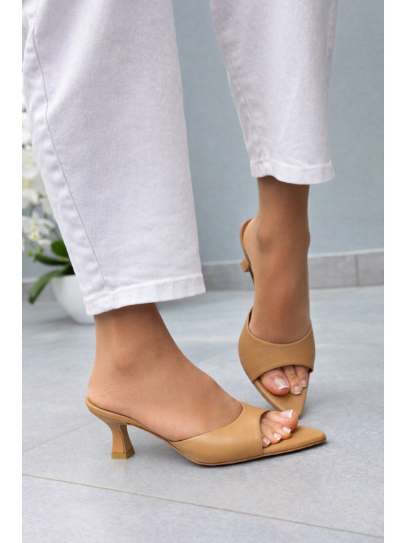Beżowe klapki damskie skórzane OLEKSY na obcasie eleganckie