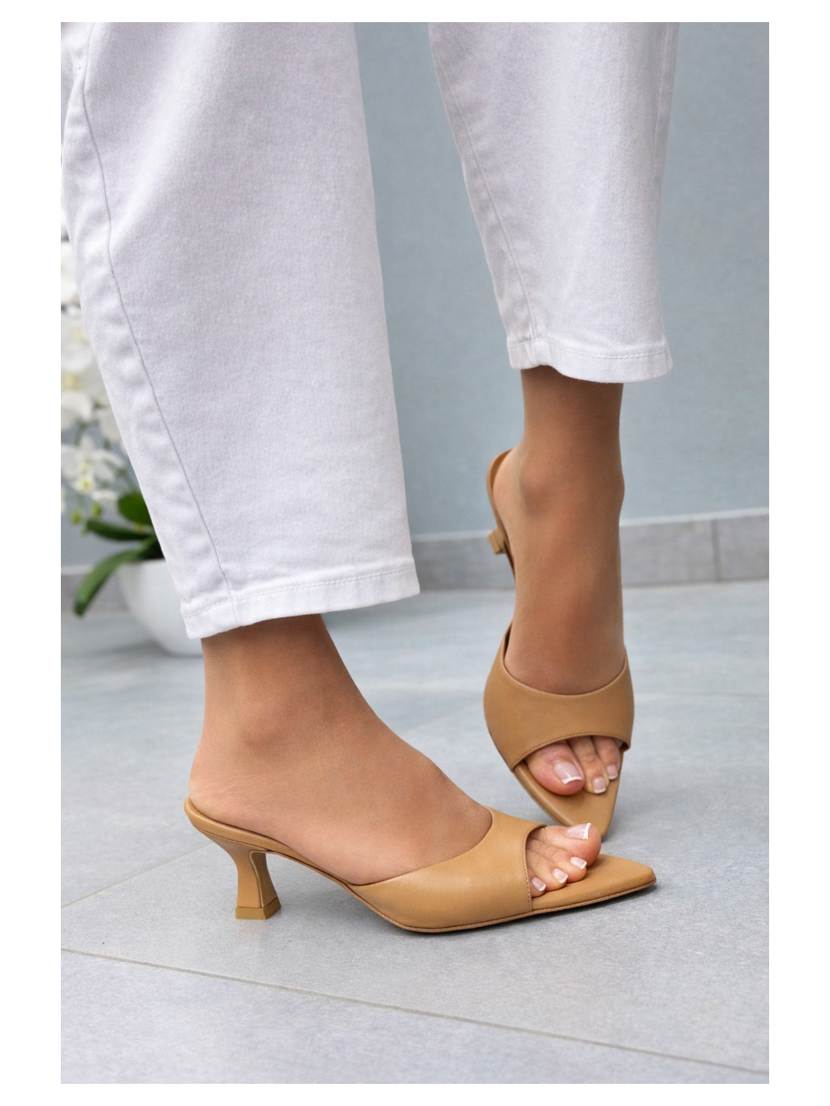 Beżowe klapki damskie skórzane OLEKSY na obcasie eleganckie