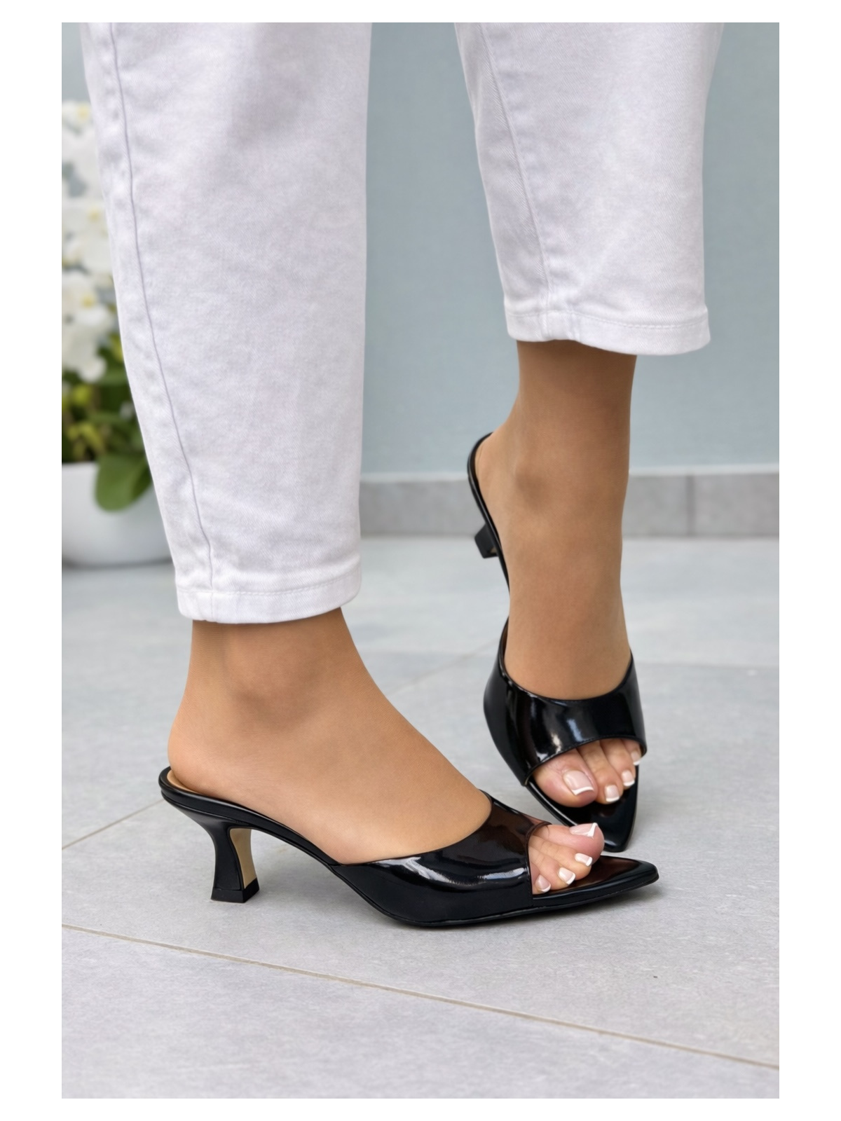 Czarne klapki damskie skórzane OLEKSY na niskim obcasie eleganckie