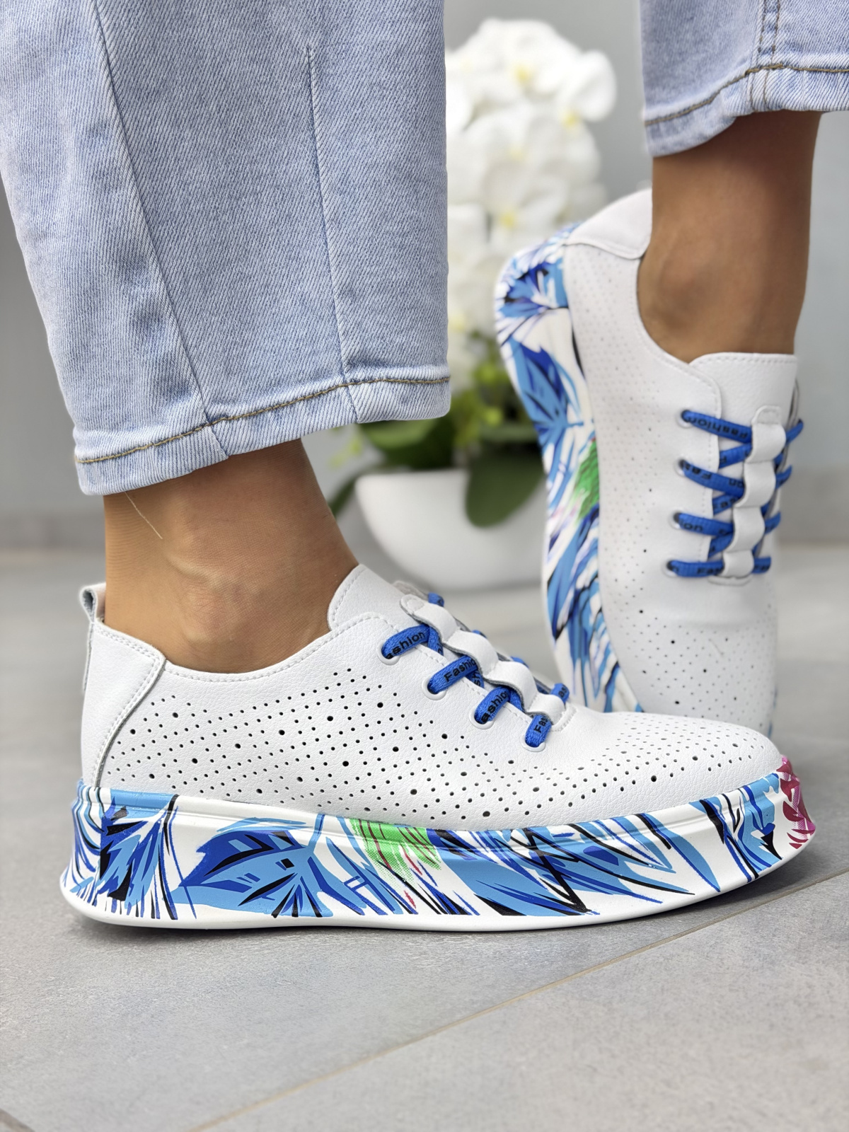 Białe sneakersy damskie skórzane z kolorową podeszwą casual