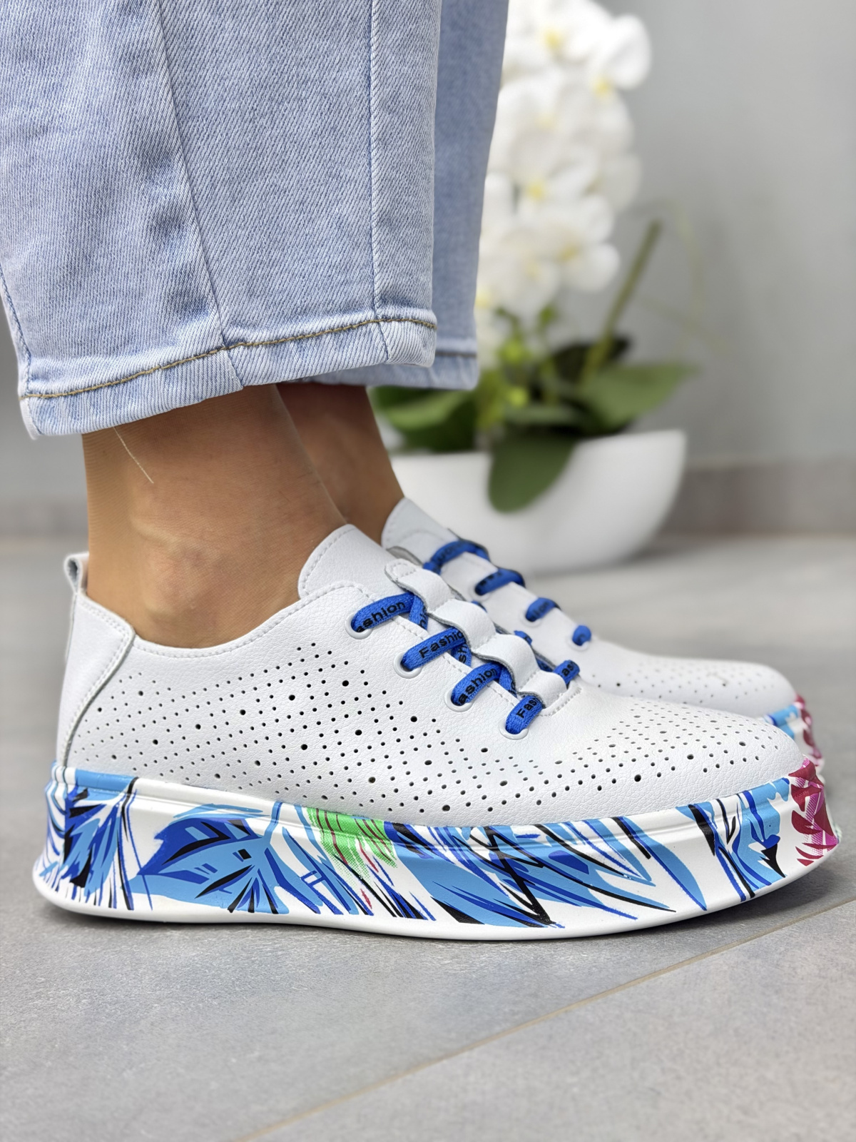 Białe sneakersy damskie skórzane z kolorową podeszwą casual