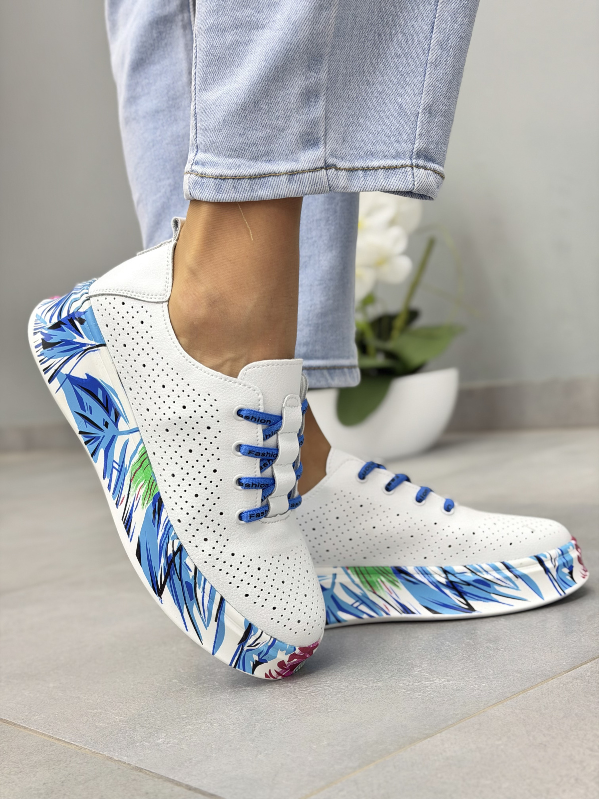 Białe sneakersy damskie skórzane z kolorową podeszwą casual