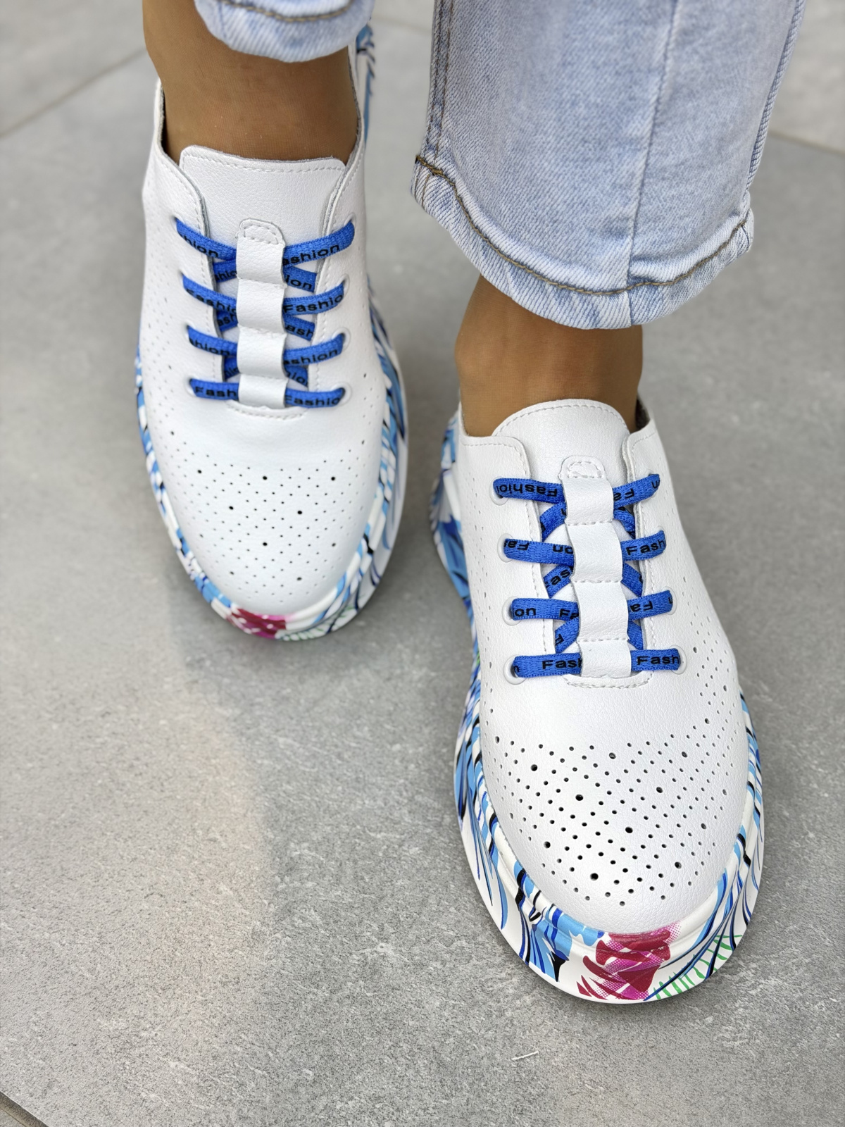 Białe sneakersy damskie skórzane z kolorową podeszwą casual