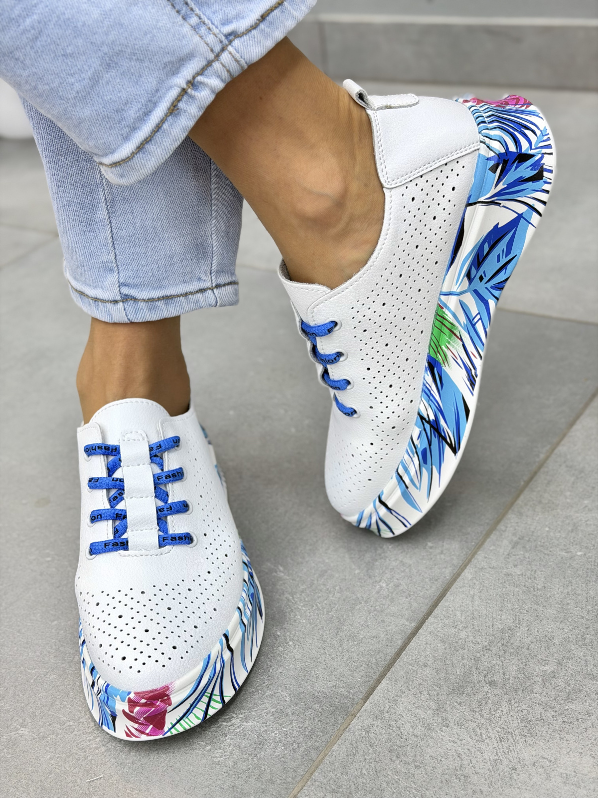 Białe sneakersy damskie skórzane z kolorową podeszwą casual