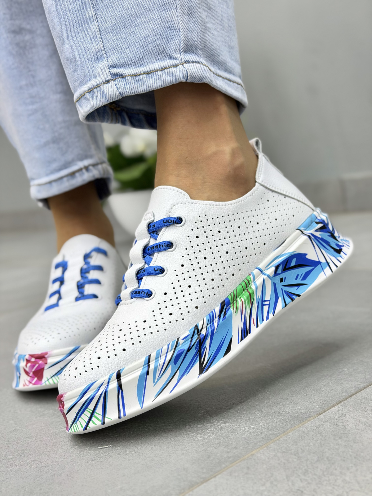 Białe sneakersy damskie skórzane z kolorową podeszwą casual