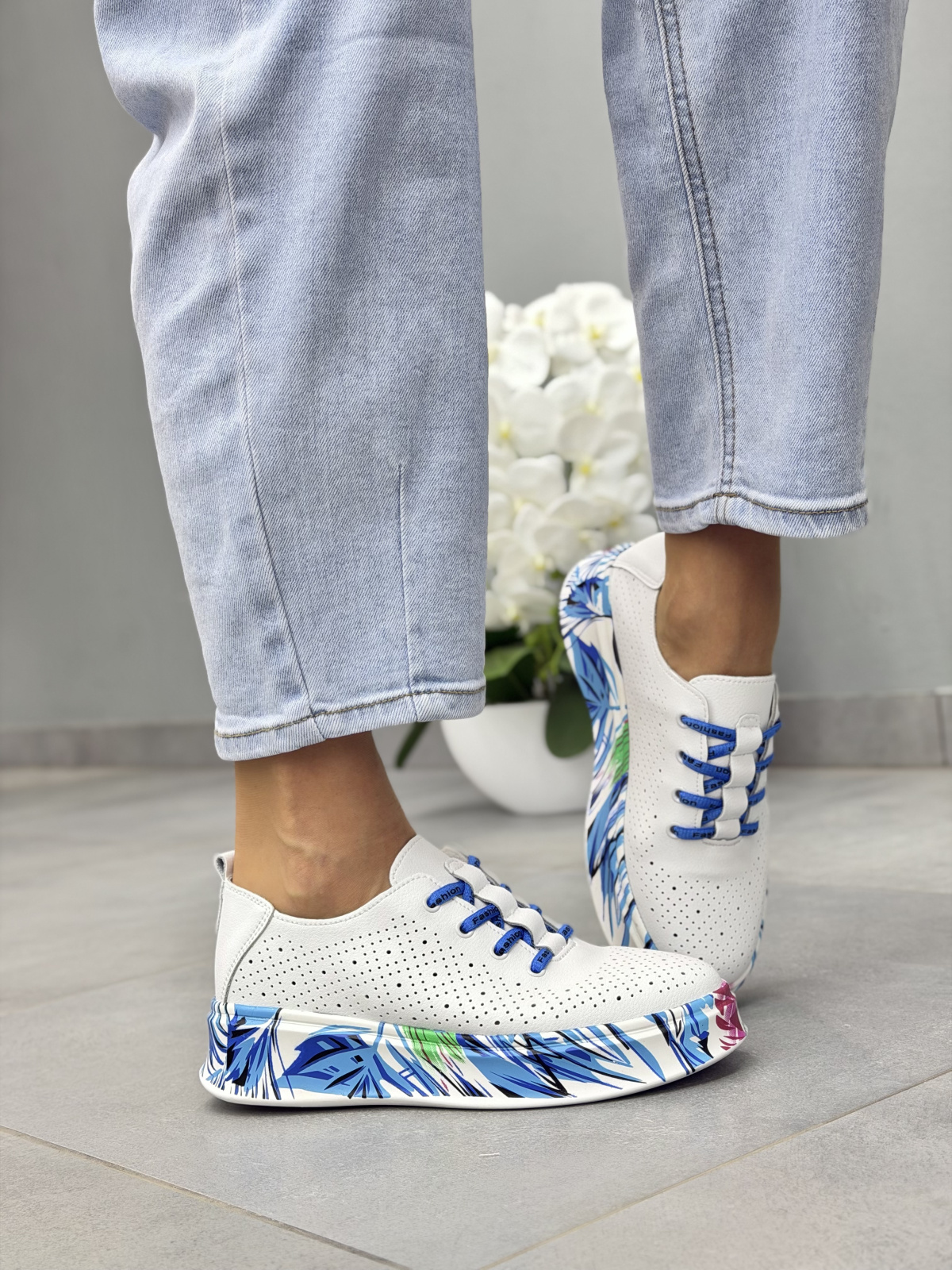 Białe sneakersy damskie skórzane z kolorową podeszwą casual