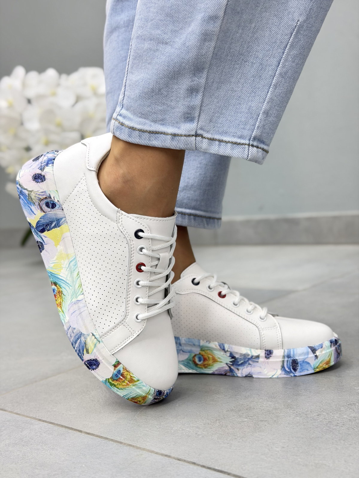 Białe sneakersy damskie skórzane z kolorową podeszwą casual