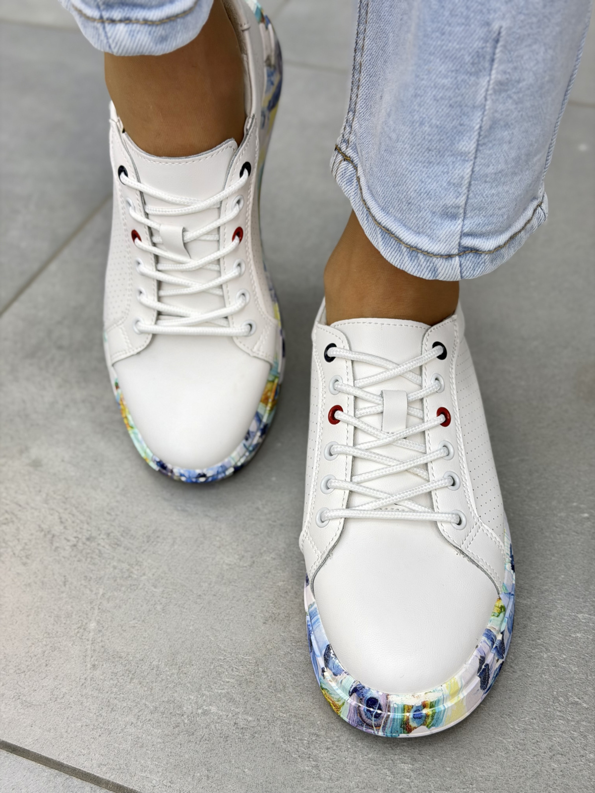 Białe sneakersy damskie skórzane z kolorową podeszwą casual