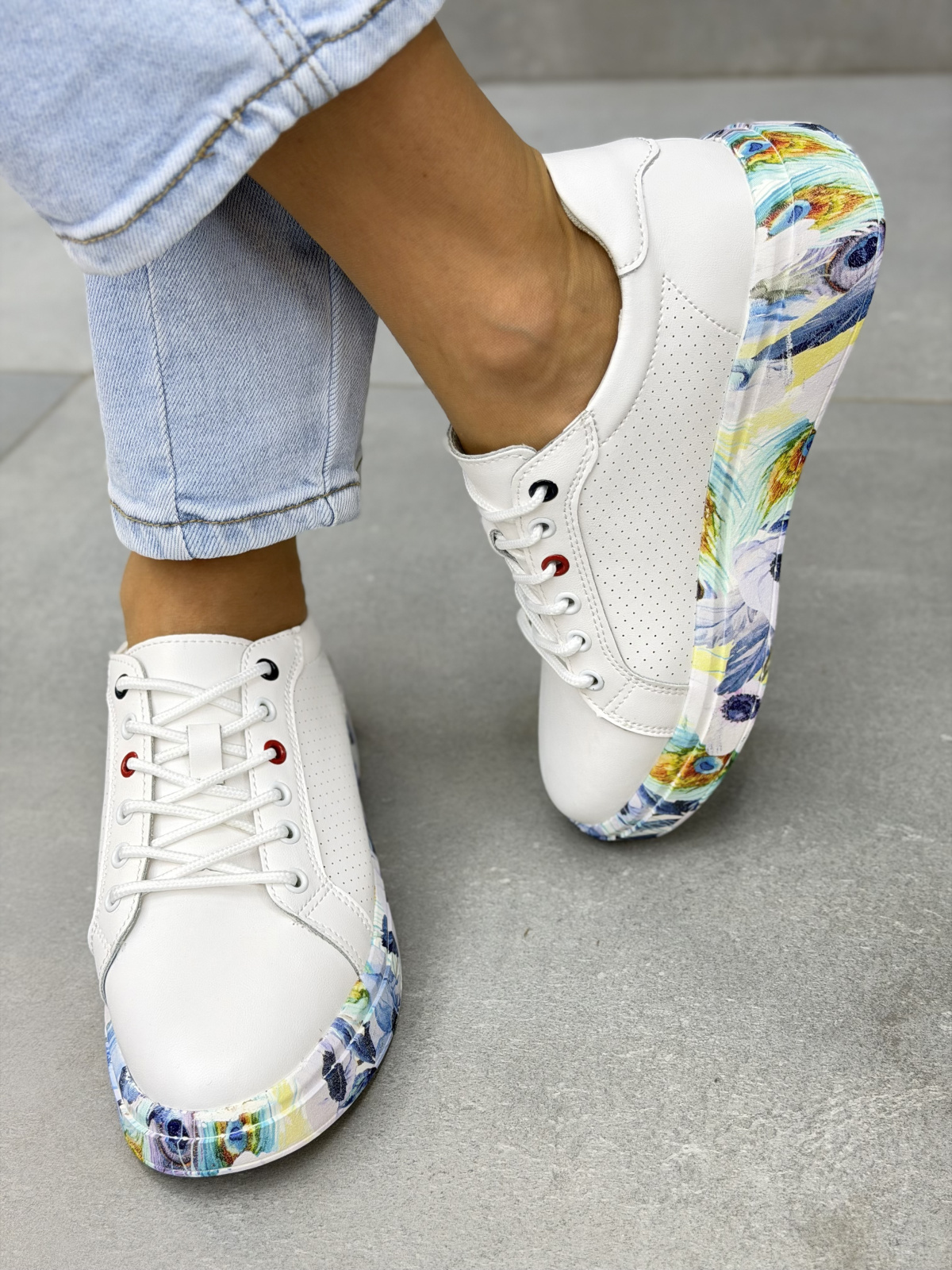 Białe sneakersy damskie skórzane z kolorową podeszwą casual