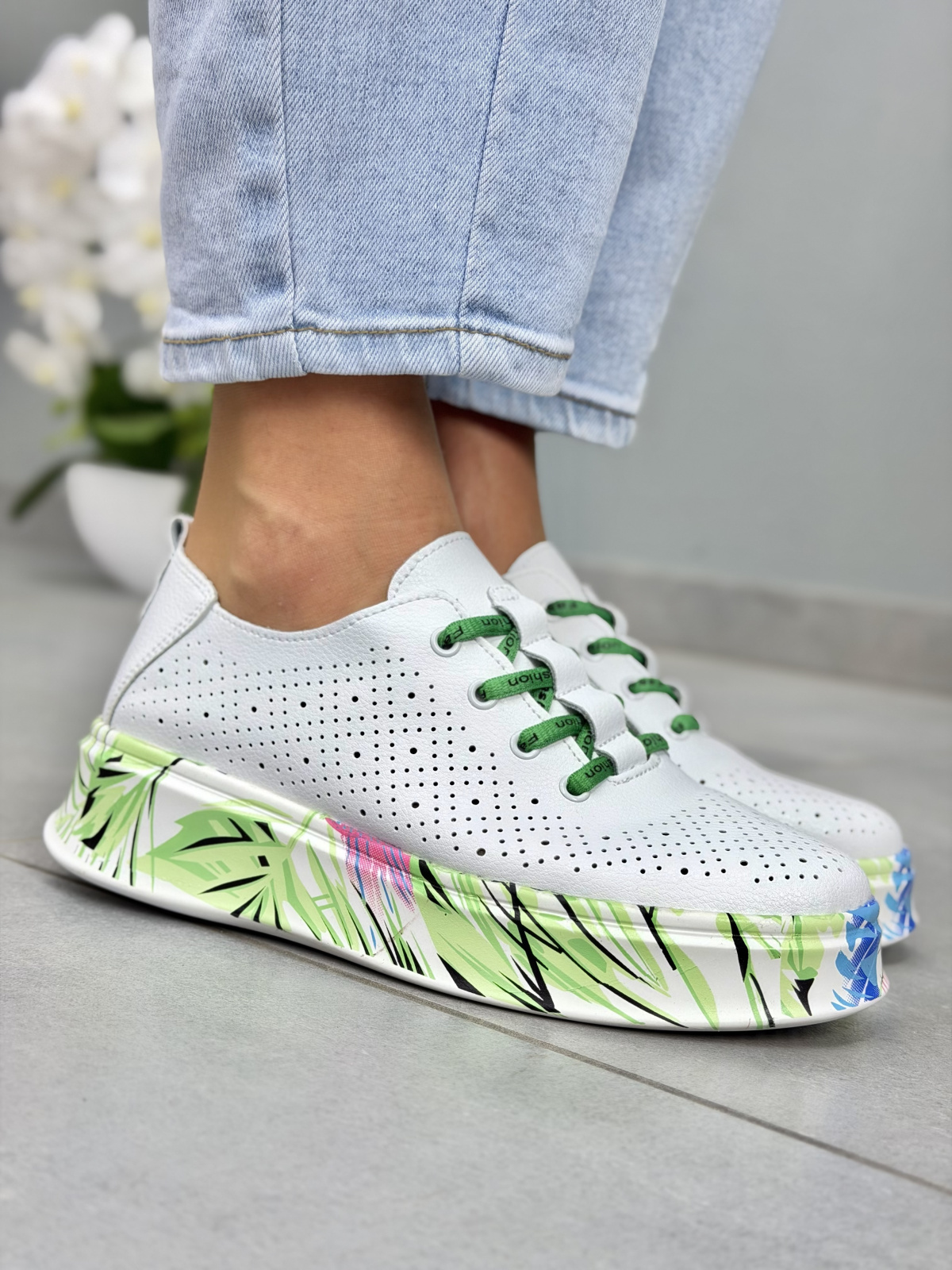 Białe sneakersy damskie skórzane casual z nadrukowaną podeszwą