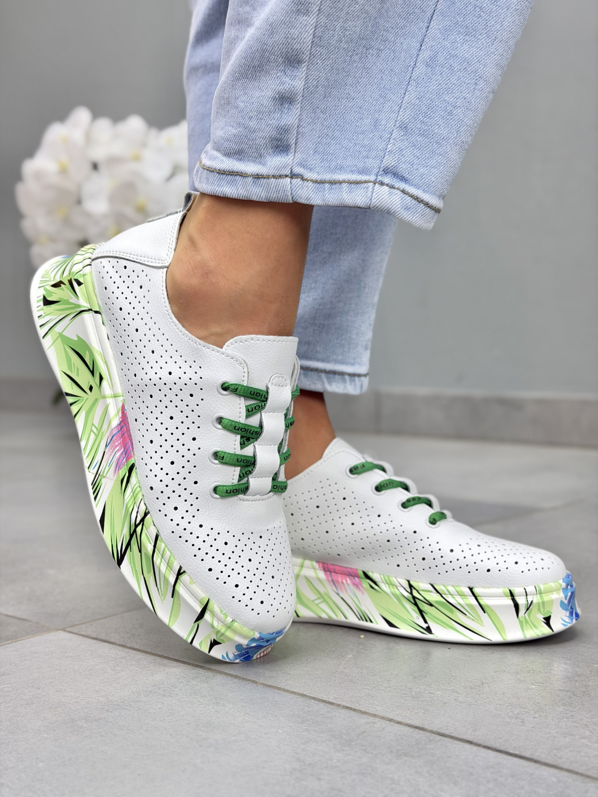 Białe sneakersy damskie skórzane casual z nadrukowaną podeszwą