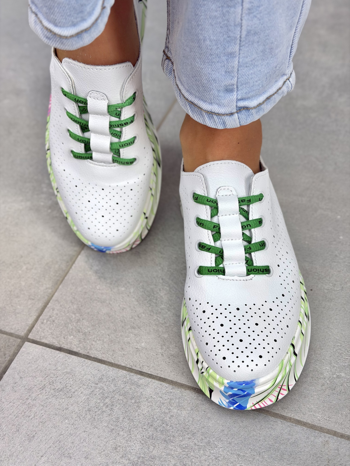 Białe sneakersy damskie skórzane casual z nadrukowaną podeszwą