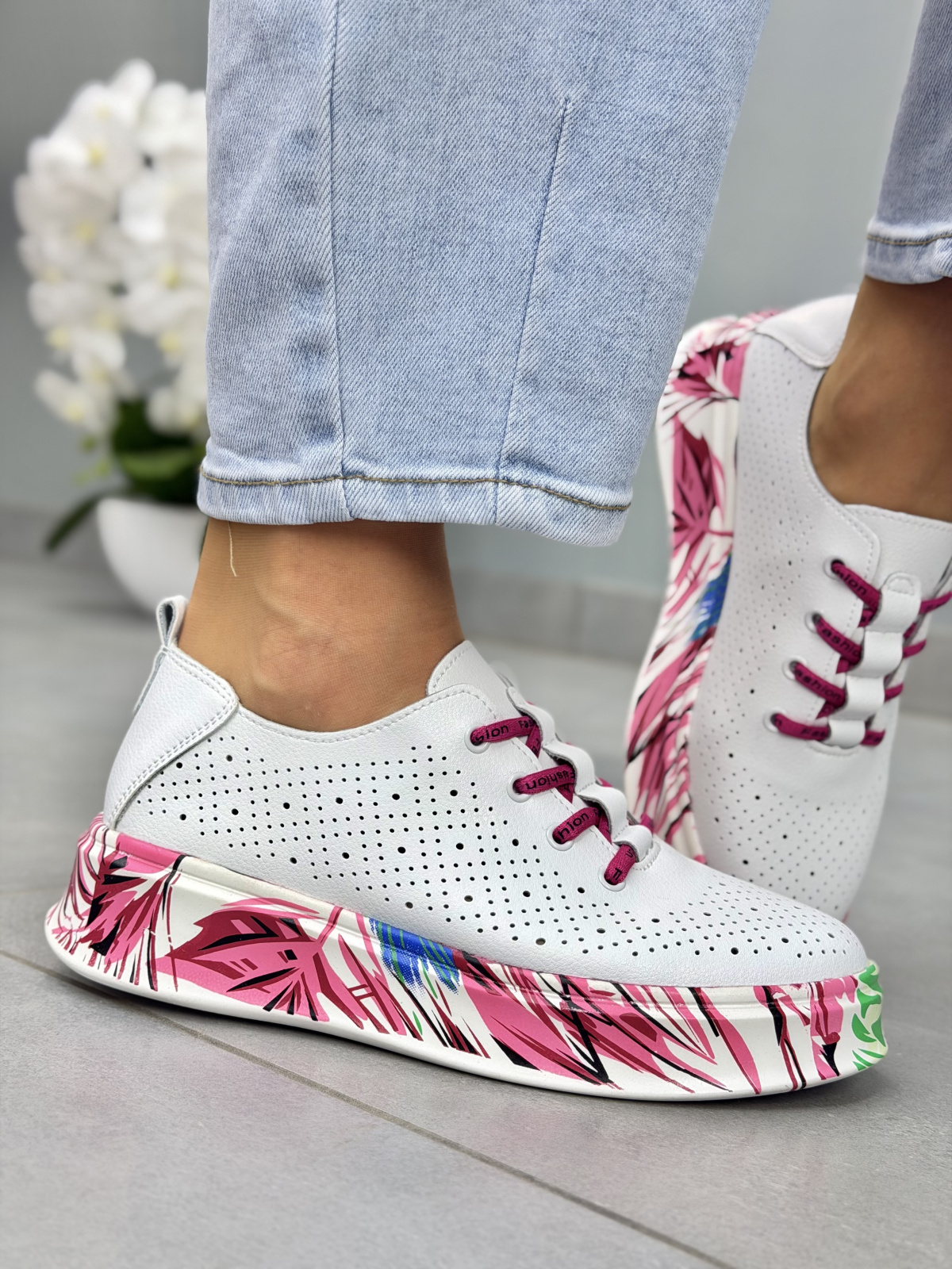 Białe sneakersy damskie skórzane z perforacją casual