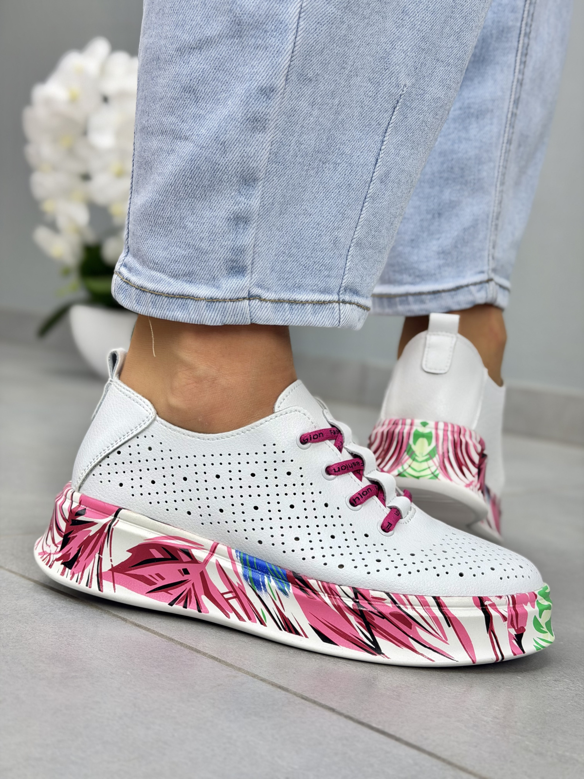 Białe sneakersy damskie skórzane z perforacją casual