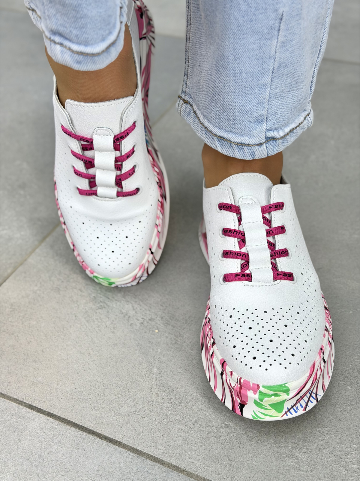 Białe sneakersy damskie skórzane z perforacją casual